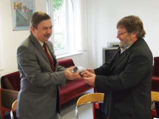 3. A DKG-EAST képviseletében Szabó József átveszi a madártávlati képet.JPG 3. A DKG-EAST képviseletében Szabó József átveszi a madártávlati képet.JPG