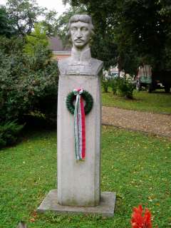 Csurgó, Széchenyi tér. Csokonai mellszobra.jpg Csurgó, Széchenyi tér. Csokonai mellszobra.jpg