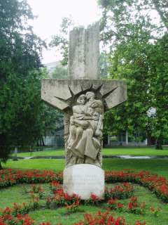 Nyíregyháza, Országzászló tér: A II. világháború nyíregyházi áldozatai.jpg Nyíregyháza, Országzászló tér: A II. világháború nyíregyházi áldozatai.jpg