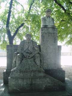 Szeged, Roosevelt tér: Móra Ferenc emlékműve.jpg Szeged, Roosevelt tér: Móra Ferenc emlékműve.jpg
