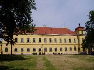 Tata, Kastély tér: Esterházy-kastély 1.kép.jpg Tata, Kastély tér: Esterházy-kastély 1.kép.jpg